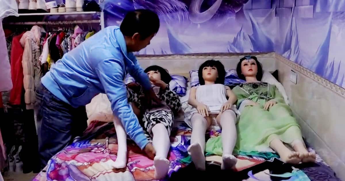 man-lives-with-sex-dolls-featured